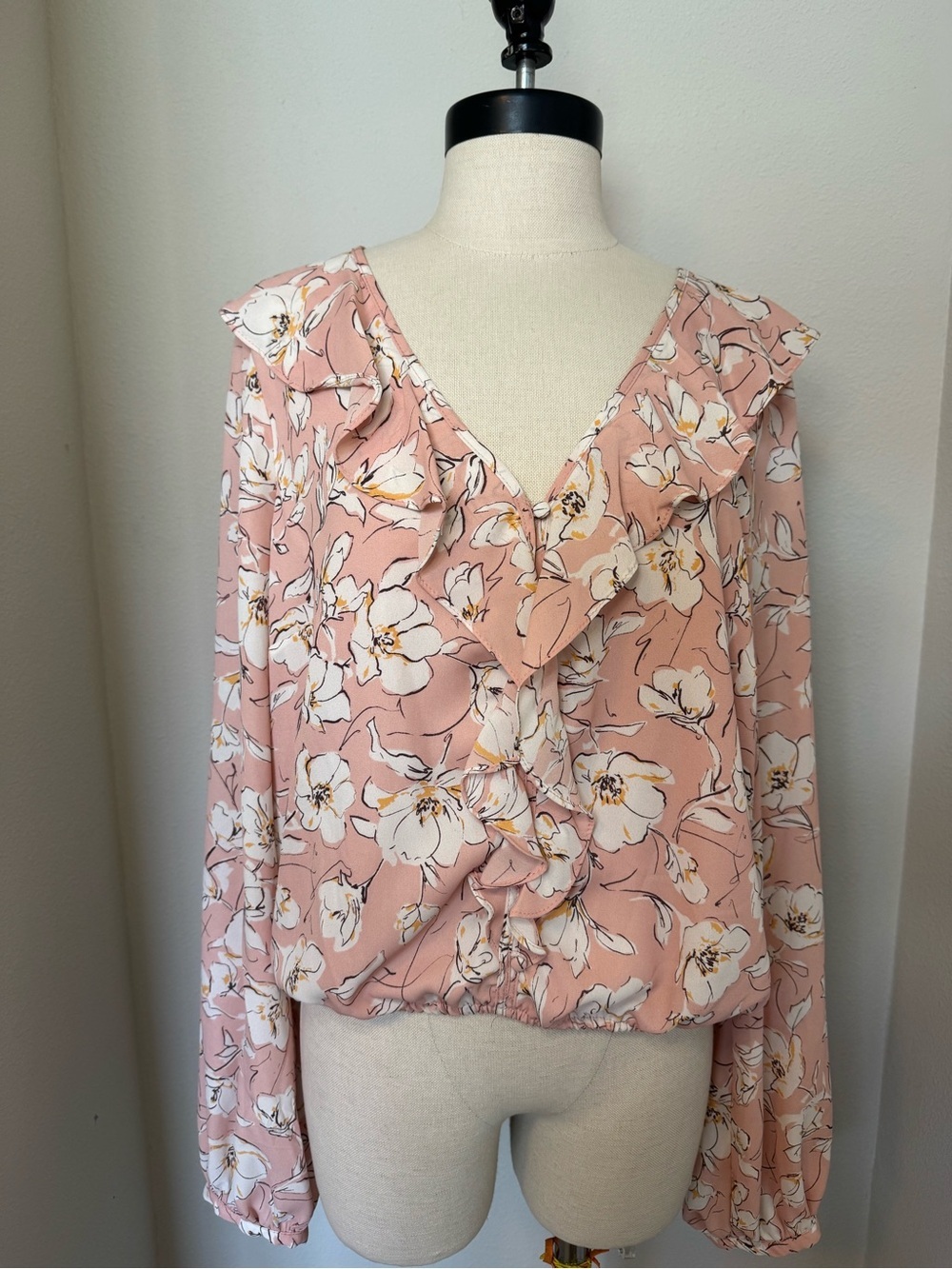 ASTR the Label blouse features a blush pink floral pattern - Picture 2 of 6